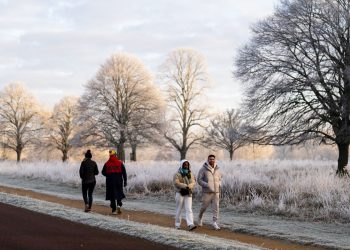 UK weather: End of cold snap will bring north-south divide in conditions and potential flooding | UK News